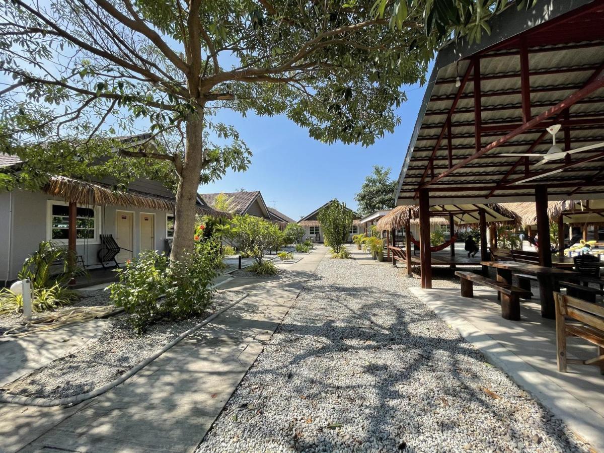 Lavigo Resort Pantai Cenang  Exterior photo